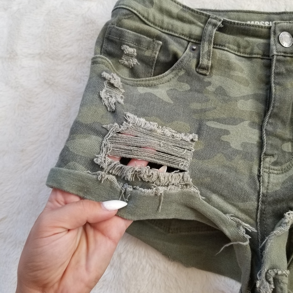 3/$20⭐Mossimo Camo High Rise Distressed Shorts - Picture 4 of 5